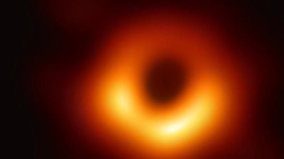 اكتشاف ثقب أسود عملاق مشرد يطير بسرعة قياسية ويشكل نجوما جديدة