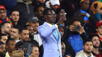 ما حقيقة سقوط أشهر مشجع للكونغو الديمقراطية بعد هدف بولبينة؟