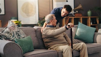 كبار السن الأكثر استفادة.. دراسة تكشف فوائد مساعدة الآخرين