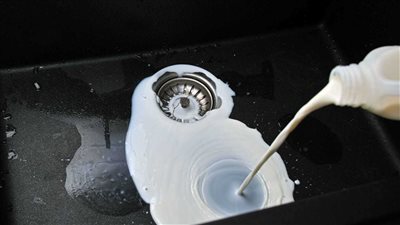 منها الحليب.. ما أضرار سكب مخلفات المنازل في أحواض المصارف؟