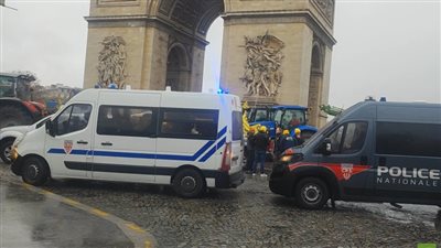 فرنسا.. مزارعون يصلون بجراراتهم قرب برج إيفل وقوس النصر احتجاجا على 