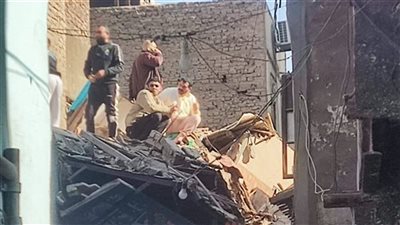 البحث عن أسرة مكون من سيدة و3 أطفال أسفل عقار إمبابة المنهار