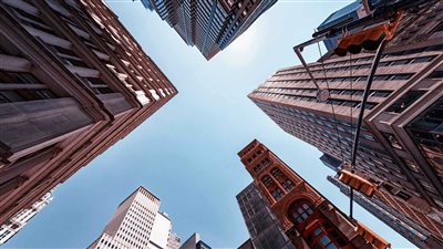 مراهقون يلتقطون صوراً 