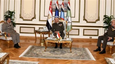 الفريق أول عبد المجيد صقر القائد العام للقوات المسلحة وزير الدفاع والإنتاج الحربى يلتقى وفد من الإتحاد العربى للرياضة العسكرية
