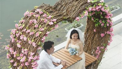 امرأة صينية تحصل على بوليصة 