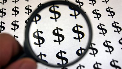 الدولار يتراجع في ظل الاتجاه للملاذات الآمنة