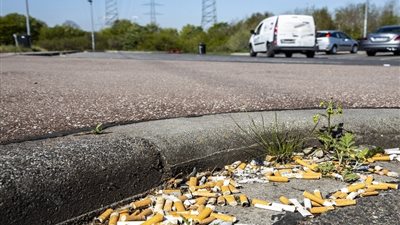 دراسة: فلتر سيجارة واحد يطلق آلاف الألياف البلاستيكية الدقيقة في الماء خلال أيام