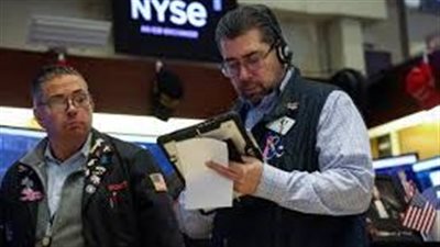 وول ستريت تهبط مع تأثر المعنويات بتهديدات ترامب التجارية