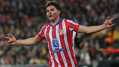 حقيقة مفاوضات برشلونة مع جوليان ألفاريز