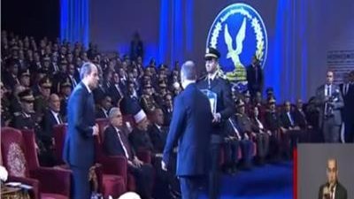 وزير الداخلية يُهدي الرئيس السيسي درعاً تذكارية في احتفالية عيد الشرطة الـ 74