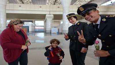 رجال الشرطة يشاركون المواطنين الاحتفال بالذكرى الـ74 لعيد الشرطة في المحافظات