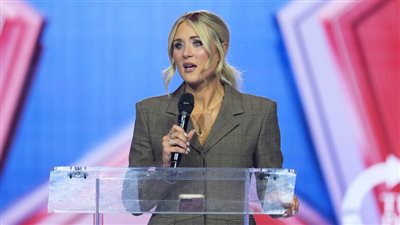 ناشطة أمريكية شهيرة تلف رضيعتها ببطانية مضادة للرصاص بعد أكثر من تهديد بقتلها