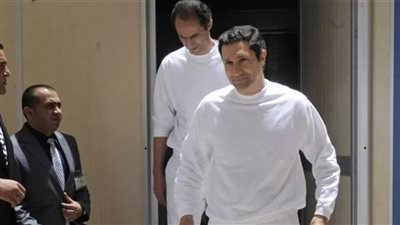 علاء مبارك يكشف حقيقة «أحضان الإخوان» داخل السجن|تقرير