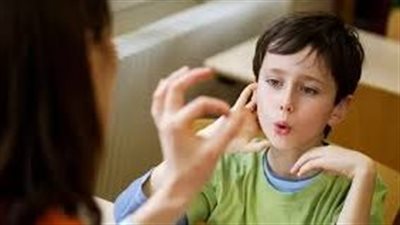 علاج النطق يساعد أطفال التوحد على نطق كلماتهم الأولى