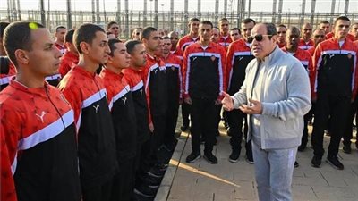 السيسي يؤدي صلاة الفجر بالأكاديمية العسكرية المصرية ويتفقد الطابور الصباحي