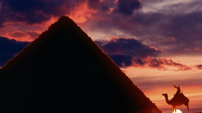 دراسة جديدة تثير جدلا حول عمر الهرم الأكبر في الجيزة