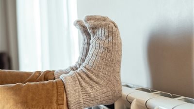 سبب برودة اليدين والقدمين باستمرار.. ما القصة؟