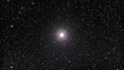 لوحة سماوية في ليل السبت.. القمر الأحدب يعانق 