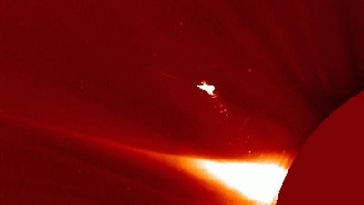 جسم غامض يشبه الطائر يظهر مجددا فوق الشمس.. ما القصة؟