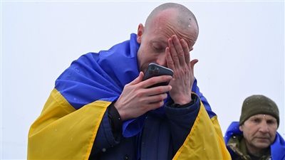 جندي أوكراني يعود إلى وطنه بعد أن 