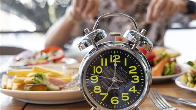 الصيام المتقطع يظهر فعالية في خفض أعراض داء كرون المؤلمة إلى النصف