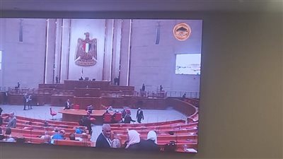 أعضاء النواب يغادرون القاعة الرئيسية عقب تأجيل جلسة التعديل الوزاري