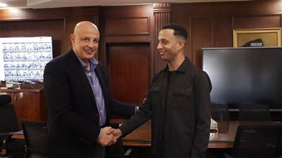 عامل بمطار سفنكس الدولي يُعيد حقيبة مليئة بالعملات الأجنبية