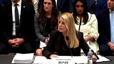 مشرعون أمريكيون يتهمون بوندي بإخفاء أسماء شركاء إبستين