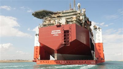 عبور حاملة المثقلات العملاقة من قناة السويس