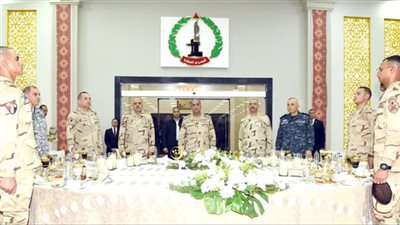 وزير الدفاع يشارك مقاتلى القوات المسلحة بالجيش الثانى الميدانى تناول وجبة الإفطار