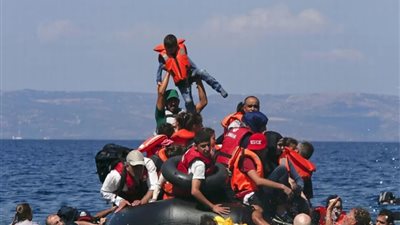 مصرع عدد من المصريين واختفاء آخرين جراء غرق مركب في البحر