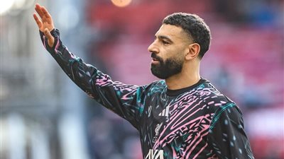 بعد ممازحة صلاح.. لاعب في ليفربول يفاجئ المصري بعرض خزانة ألقابه