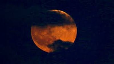 فلك: العالم يترقب خسوفاً كلياً للقمر مساء الثلاثاء.. والبحوث الفلكية تؤكد: لا يُرى في مصر