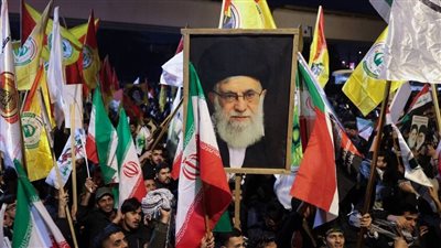 العراق: قنابل صوتية لتفريق محتجين حاولوا الوصول للسفارة الأمريكية للتنديد باغتيال خامنئي 