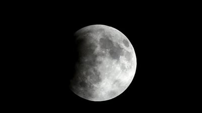 خسوف كلي للقمر يزين السماء اليوم