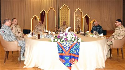 وزير الدفاع يلتقى مقاتلى القوات البحرية والمنطقة الشمالية العسكرية ويشاركهم تناول وجبة الإفطار   