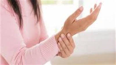 فرك اليدين المستمر قد يدل على الإصابة بهذا المرض