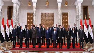 صور تذكارية تجمع السيسي والوزراء الجدد