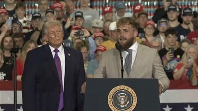 ترامب يؤدي رقصته الشهيرة مع جيك بول.. ويتنبأ بترشح الملاكم لمنصب سياسي