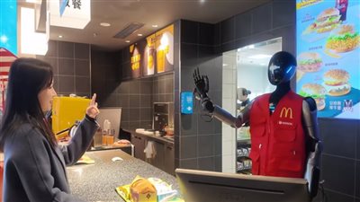 ماكدونالدز في الصين يوظّف روبوتات بشرية المظهر لخدمة الزبائن 