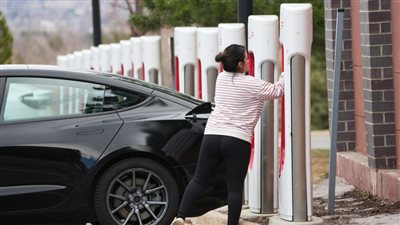 فيتنام.. إقبال غير مسبوق على السيارات الكهربائية في ظل ارتفاع أسعار الوقود