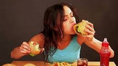 عادة سيئة توتّر الدماغ.. تحذير من مخاطر الأكل بسرعة