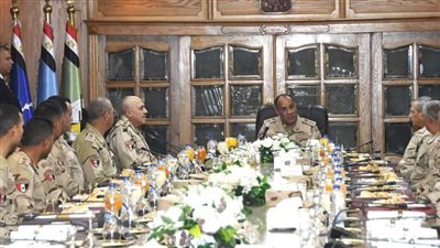 الفريق أشرف سالم زاهر القائد العام للقوات المسلحة وزير الدفاع والإنتاج الحربى يلتقى عدداً من مقاتلى الجيشين الثانى والثالث الميدانيين