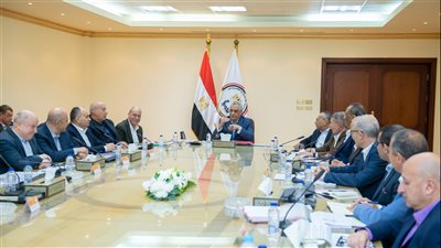 وزير الدولة للإنتاج الحربي يتابع الأداء المالي للشركات التابعة