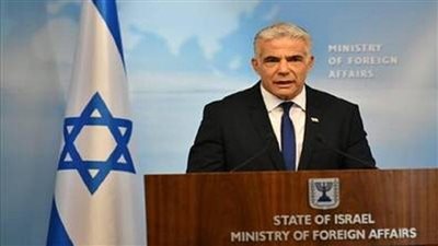 لبيد يهاجم نتنياهو بحدة: أكبر العنصريين في إسرائيل يقبعون في مكتب رئيس الوزراء