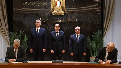 جانب من التوقيع