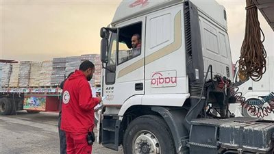 الهلال الأحمر يدفع بـ4،945 طنًا مساعدات إنسانية عبر 