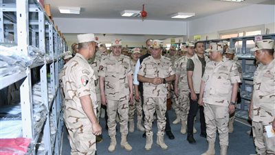 الفريق أشرف سالم زاهر القائد العام للقوات المسلحة وزير الدفاع والإنتاج الحربى يتفقد إحدى وحدات التدريب الأساسى بالقوات المسلحة