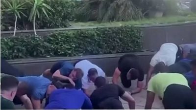 ماكرون يخطف الأنظار في الإسكندرية.. جري وتمارين ضغط وسط المواطنين
