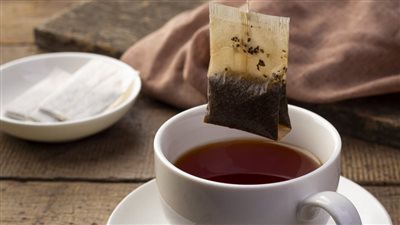 خطر خفي في أكياس الشاي يثير مخاوف صحية